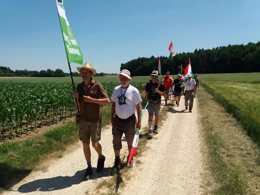 Megríkatták a francia polgármestert, megáldotta őket a Toul-i plébános - 1600 kilométert gyalogolnak a magyar Trianon-zarándokok