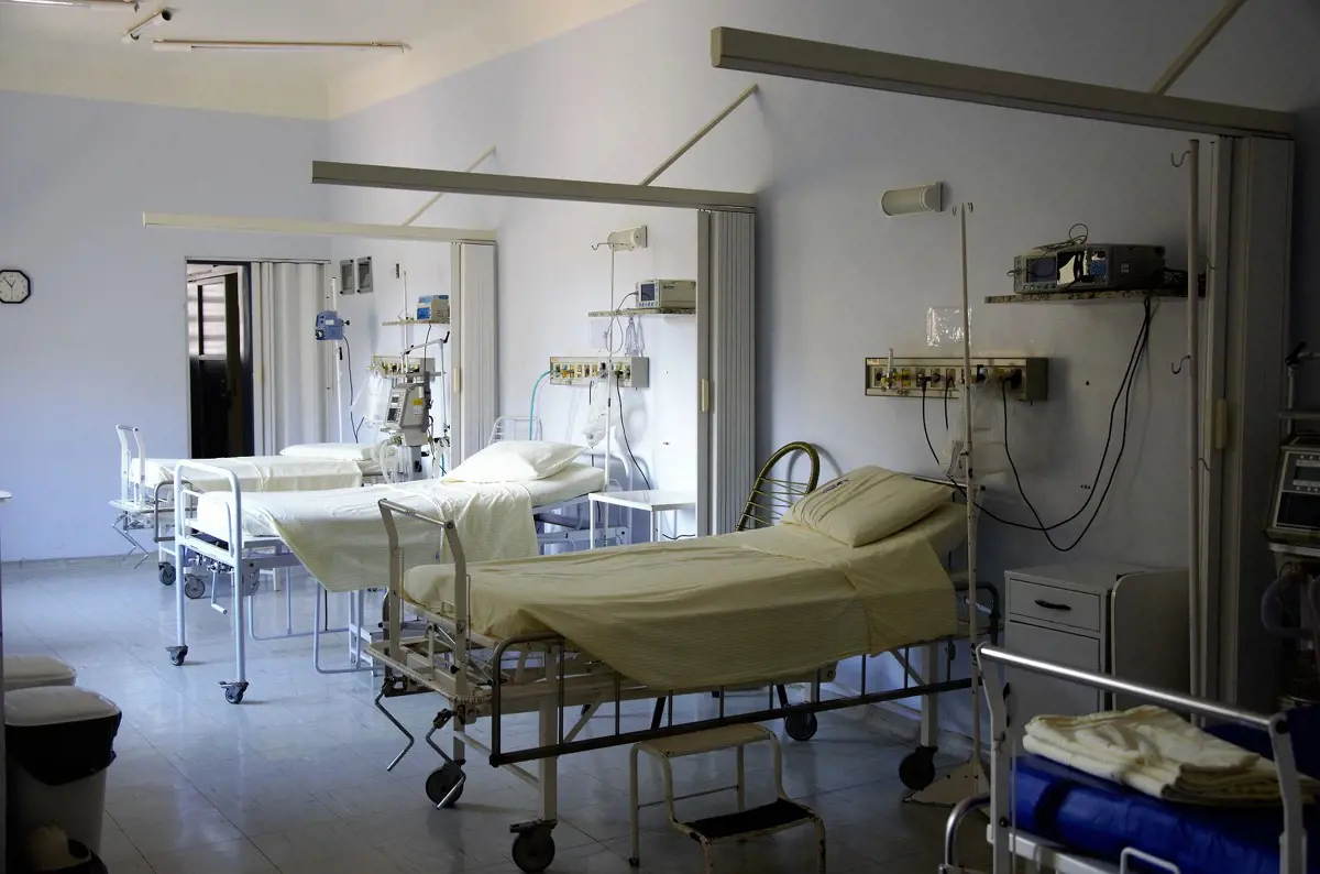 Valóság vs. mese: nem fogadnak betegeket munkaerőhiány miatt a Szent Imre Kórház egyik részlegén