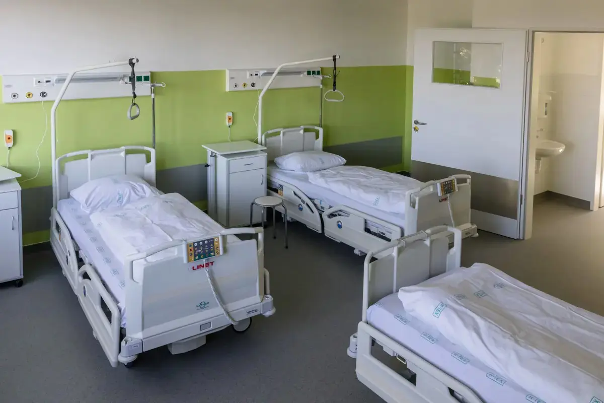 "Személyi feltételek hiánya": újabb kórházi ellátásokat helyeztek át más intézményekbe