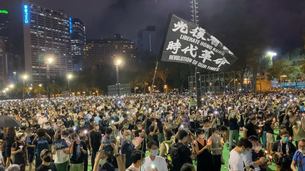 A tiltás ellenére ezrek emlékeztek a Tienanmen téri eseményekre Hongkongban, a rendőrök oszlattak