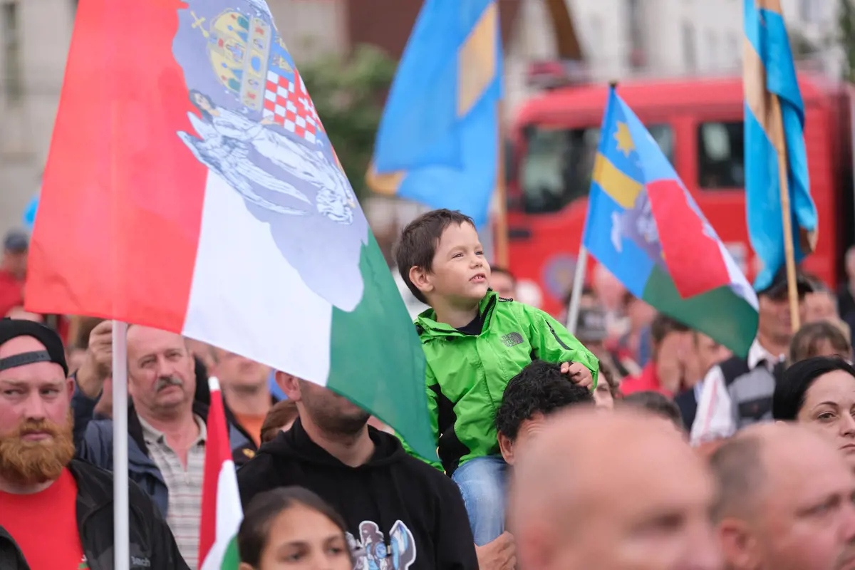 Az úzvölgyi katonatemető miatt tüntettek Csíkszeredában
