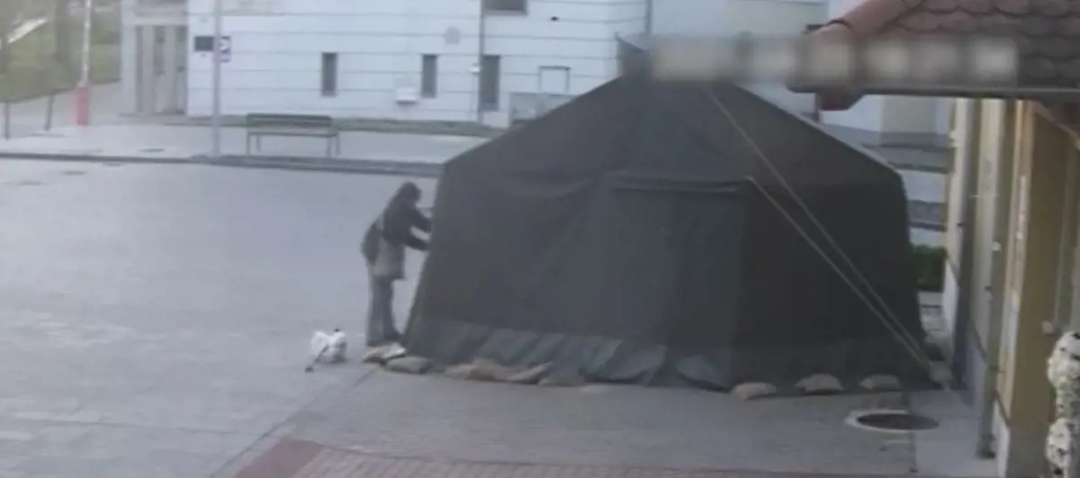 Zavarta a városképet, ezért szétvágta a katonai sátrat egy nő a harkányi kórház előtt (videó)