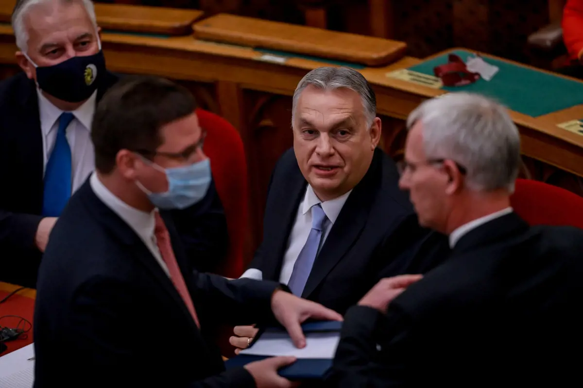 Orbán nem volt formában, papírból olvasta fel a Központ válaszait a kellemetlen kérdésekre