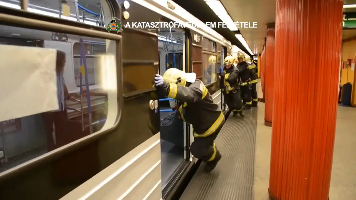 Így mentették ki a metró alá szorult férfit Budapesten