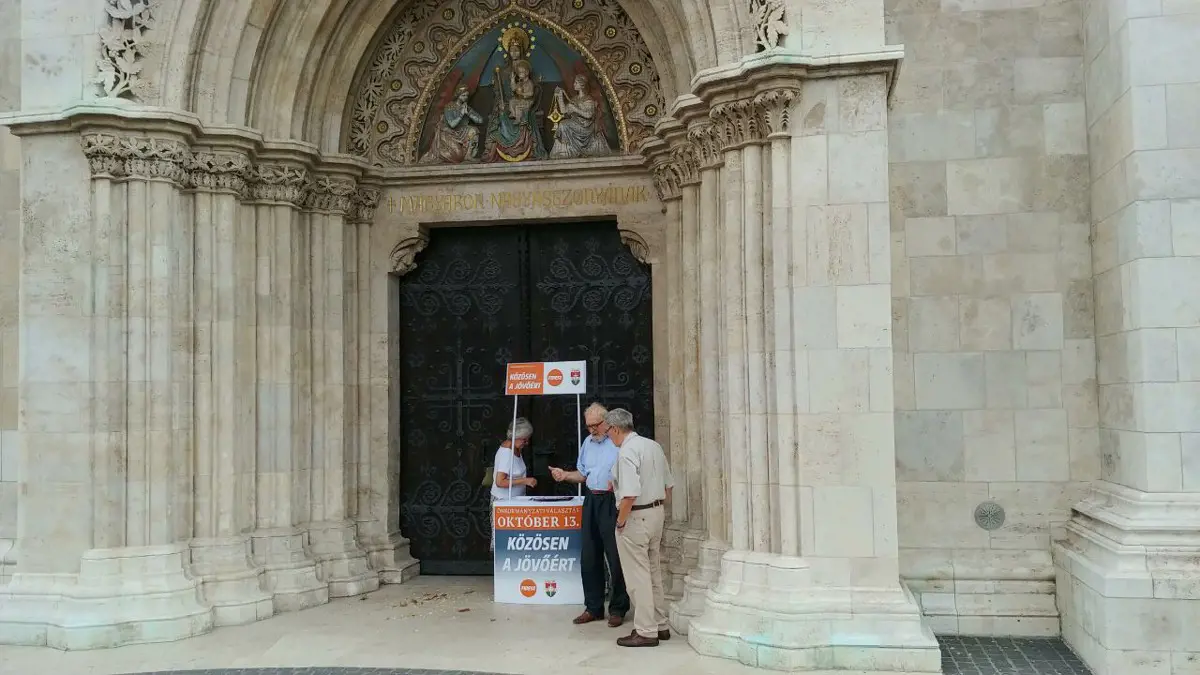 Elállták a Mátyás-templom bejáratát egy fideszes aláírásgyűjtő standdal