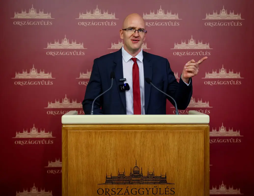 Z. Kárpát Dániel: „a devizahiteles borzalom, a forintosított rémálom” miatt senkit ne lehessen az utcára tenni!