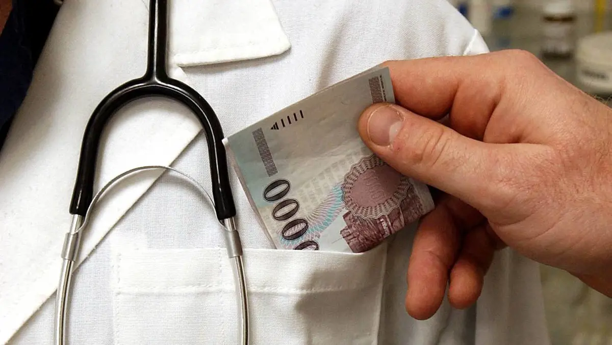 Vasszigor: hálapénzt kért betegeitől, vesztegetés miatt őrizetbe vettek egy zalai orvost