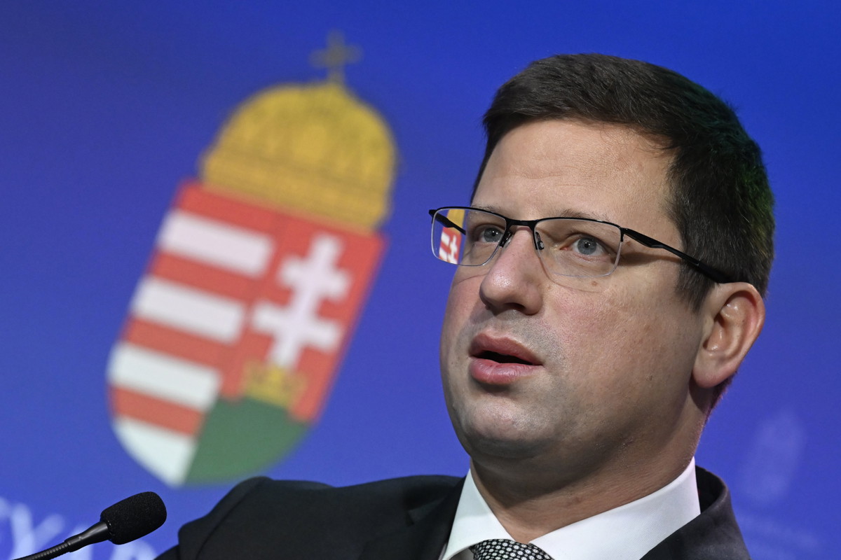 Gulyás Gergely a kormányinfón próbálta megmagyarázni Orbán Brüsszeli bukását