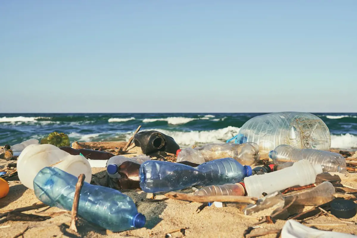 A nagy turistaparadicsomok nem tudnak lépést tartani a tömeggel, percenként 34 ezer műanyag palack végzi a Földközi-tengerben
