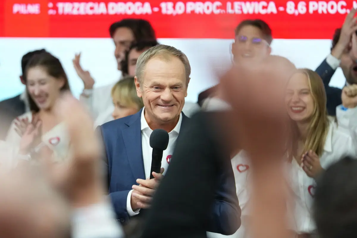 Győzött az ellenzék: 8 év után a kormányváltás mellett tette le a voksát a lengyel nép