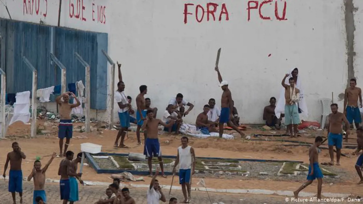 Több száz rab szökött meg brazíliai börtönökből