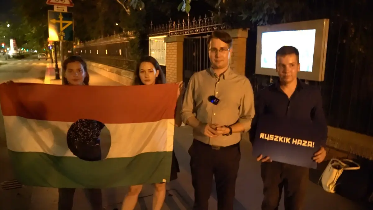 ’56-os zászlóval tiltakozott a Jobbik IT az orosz nagykövetség előtt