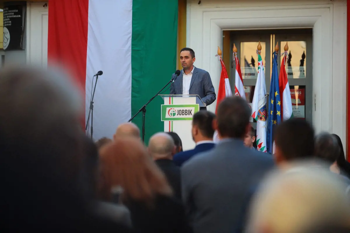 Stummer: nem nyelhetjük le, hogy Orbán döntse el, ki lehet fenn a Facebookon