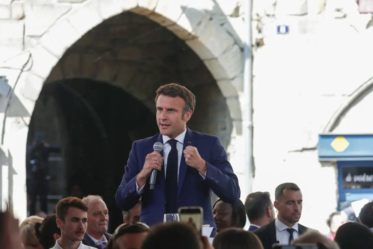 Macron szerint folytatni kell a párbeszédet Oroszországgal