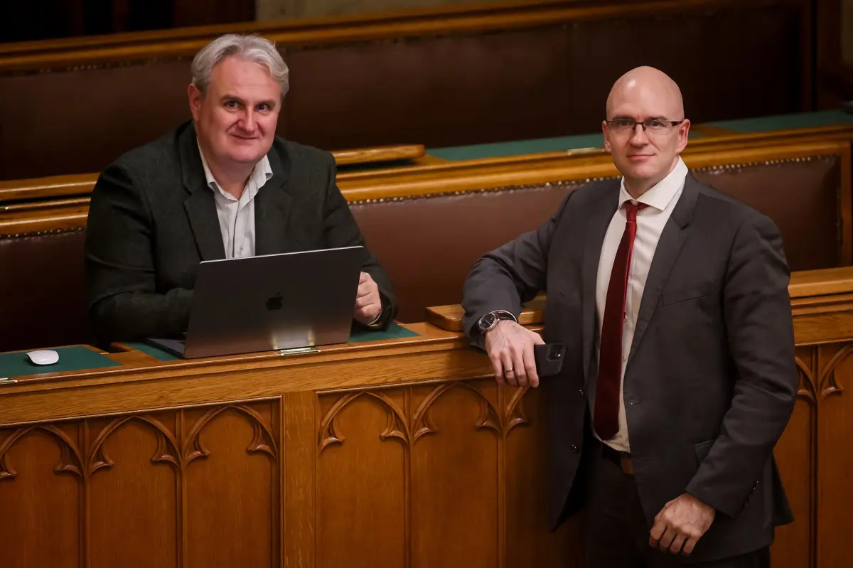 Orbán Viktort devizakárosultak ügyével bombázták a ciklus utolsó ülésnapján is