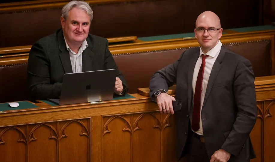 Orbán Viktort devizakárosultak ügyével bombázták a ciklus utolsó ülésnapján is