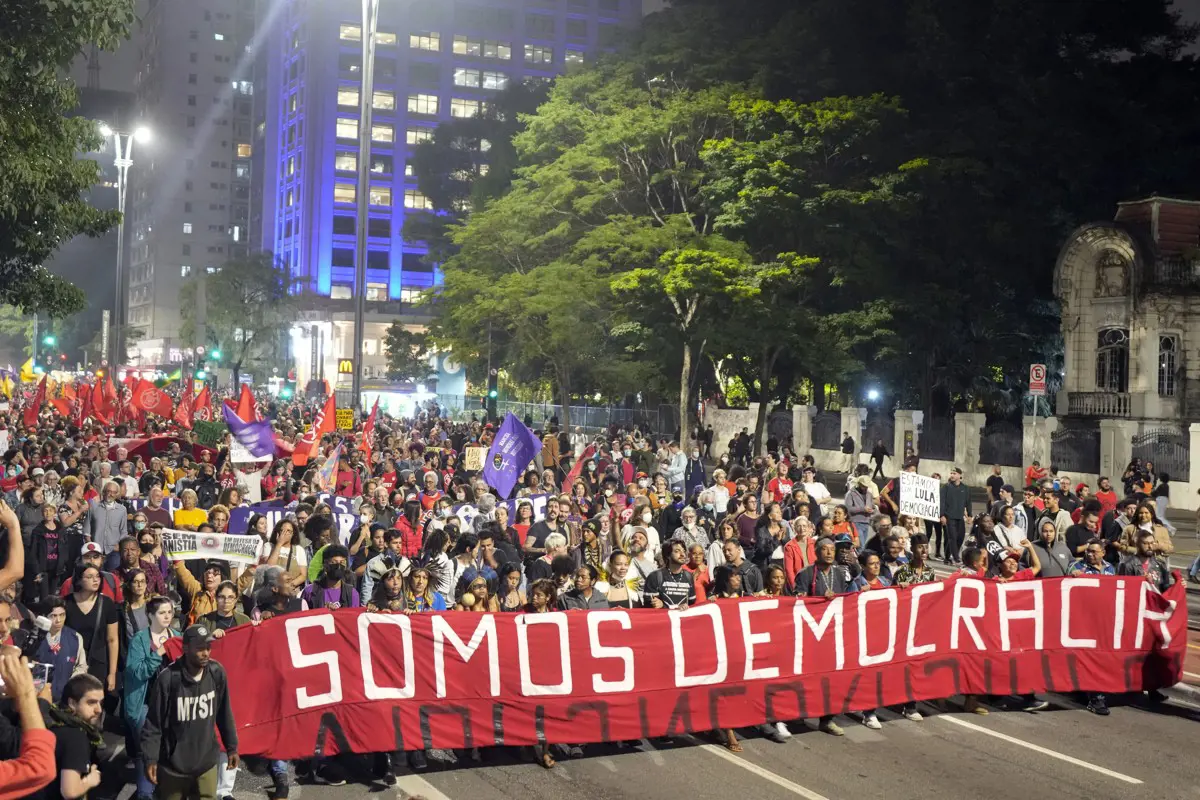 Brazilok tízezrei tüntettek Lula da Silva elnök mellett a zavargások felelőseinek számonkérését követelve