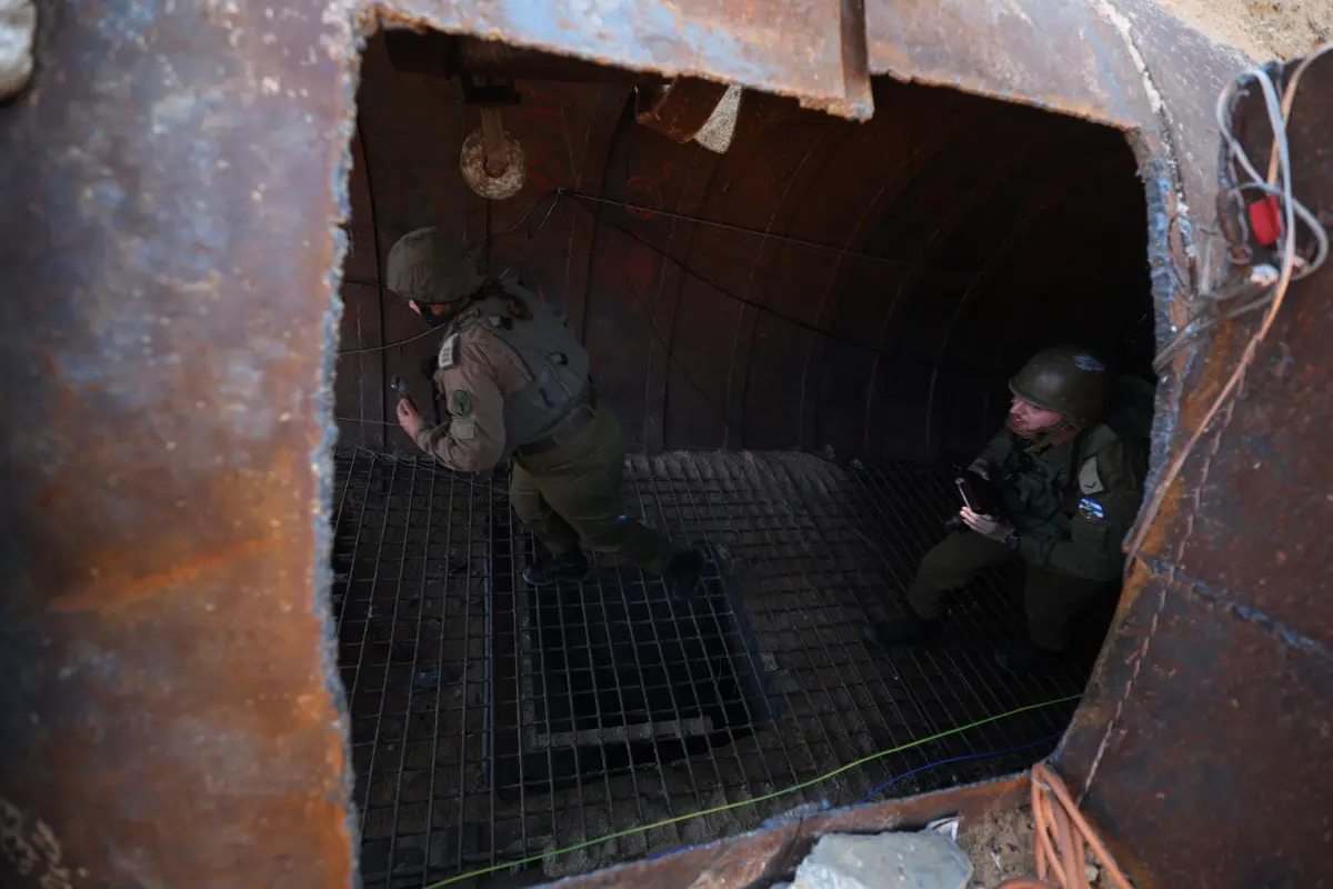 Újabb fegyverraktárakat és alagutakat talált az izraeli hadsereg Gázában