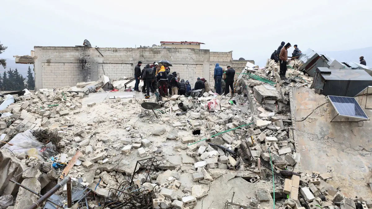 Tömegsírokat ásnak Szíriában a földrengések halálos áldozatainak