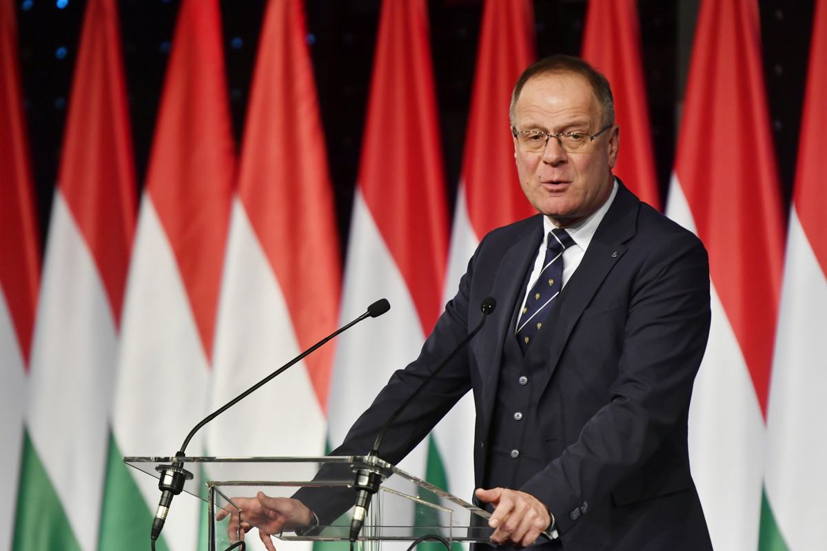 Országjárásra indult Navracsics Tibor, először Zalaegerszegre látogatott