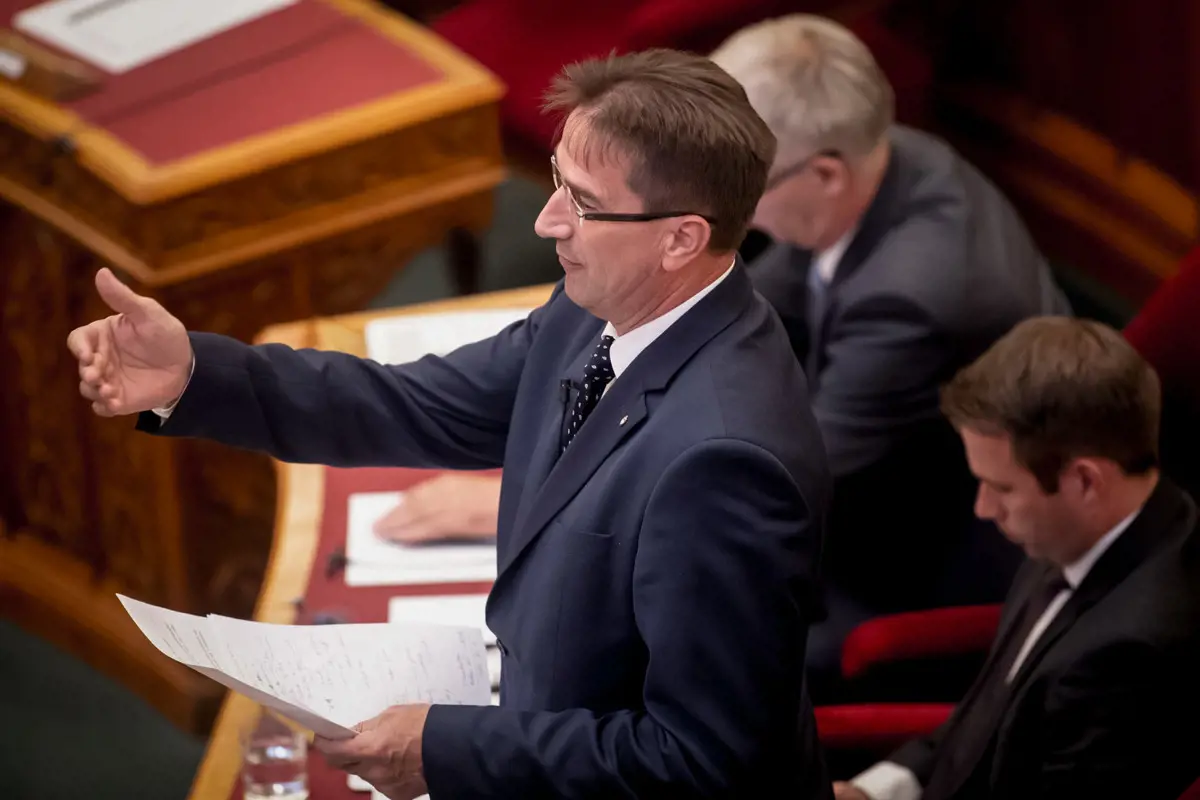 Völner Pál továbbra is bejárhat a parlamentbe szavazni