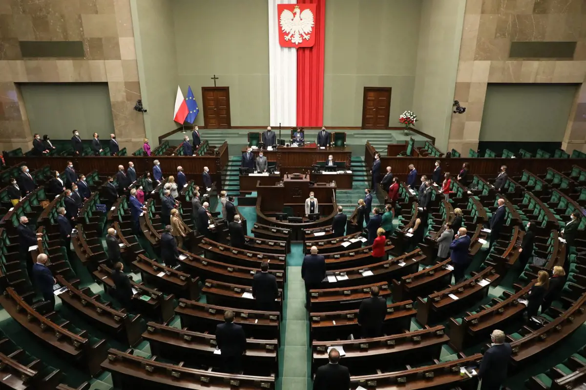 Lengyelország engedett az EU-nak a köztük zajló jogállamisági vitában