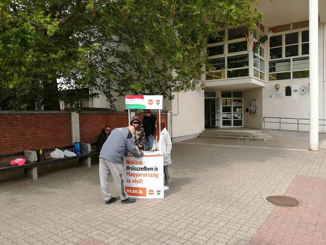 Gyerekekkel gyűjt aláírásokat a Fidesz egy iskola bejáratánál