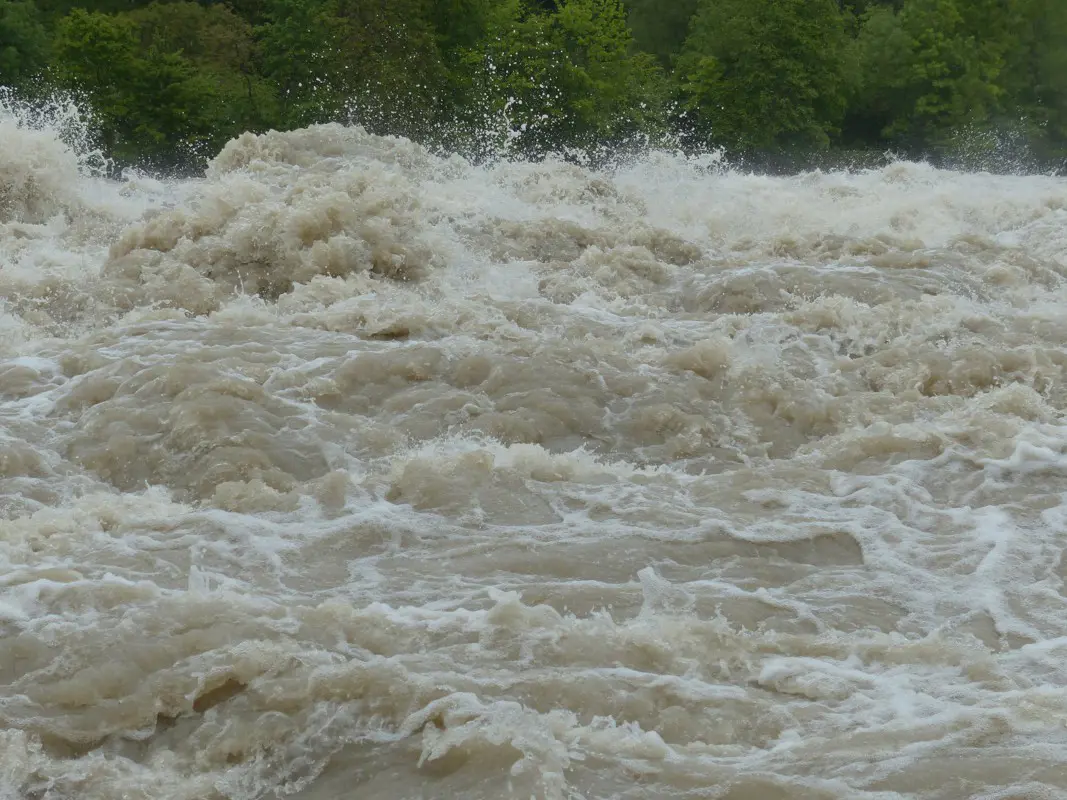 Halálos áldozata van a viharnak, egy 66 éves nőt elsodort a víz Tótvázsonyban