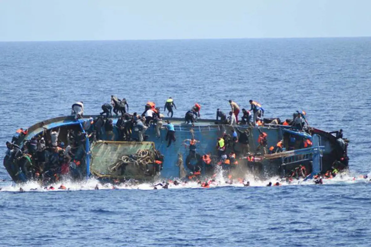 Tunézia partjainál menekültekkel teli hajó borult fel, legalább 20-an meghaltak