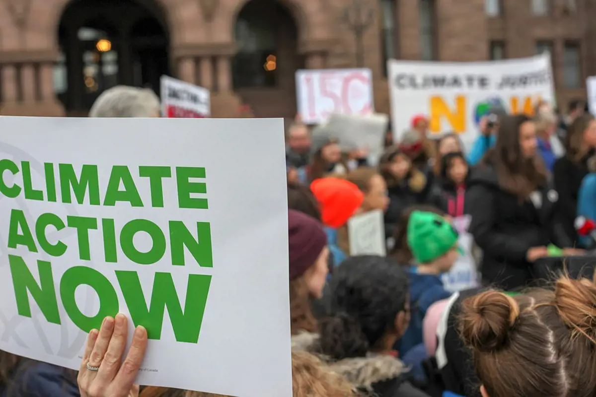 Több száz klímavédelmi aktivistákat állítottak elő Brüsszelben