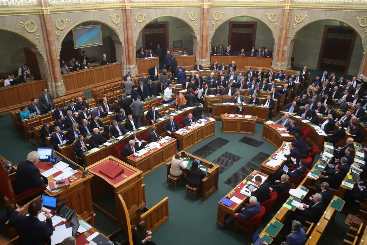 Megszavazta a Fidesz a szájzártörvényt