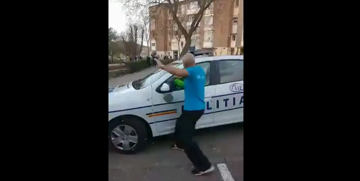 Videó: széttörték az autókat, szabályosan elkergették a rendőröket Romániában
