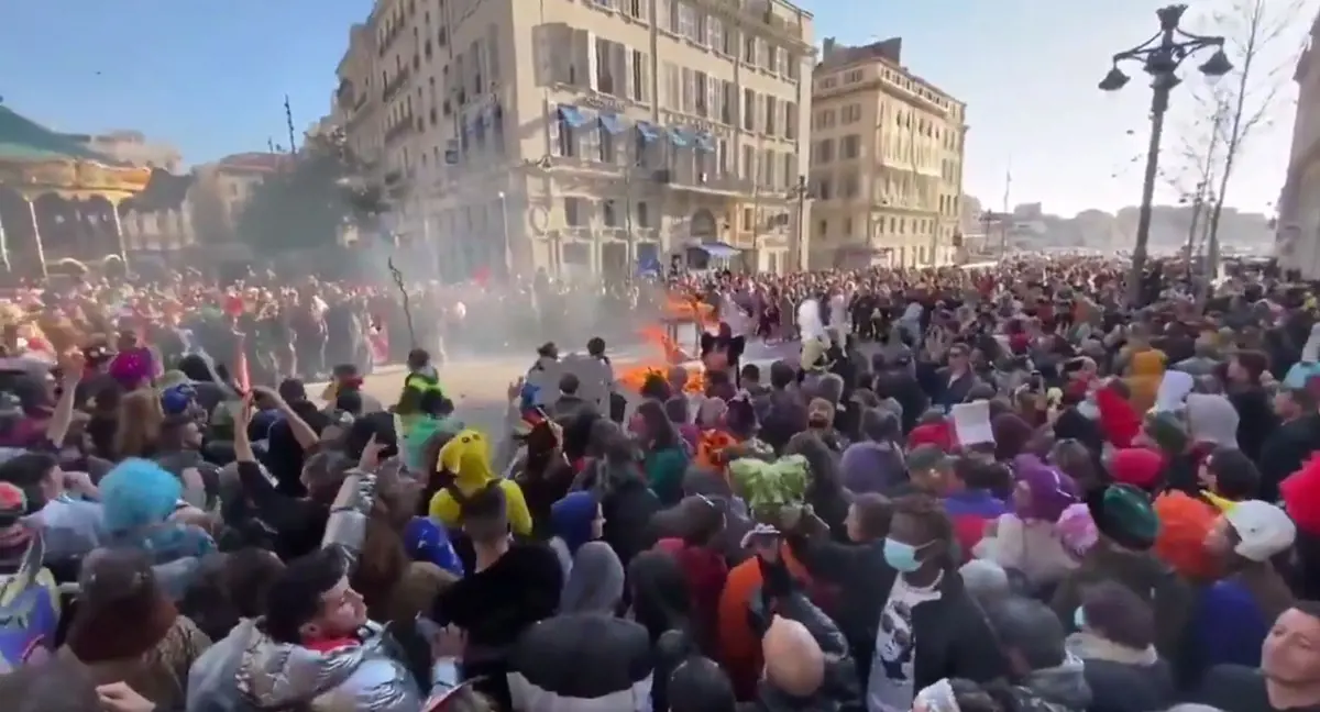 Több mint 6 ezren buliztak Marseille utcáin engedély nélkül, majd megjelentek a rendőrök