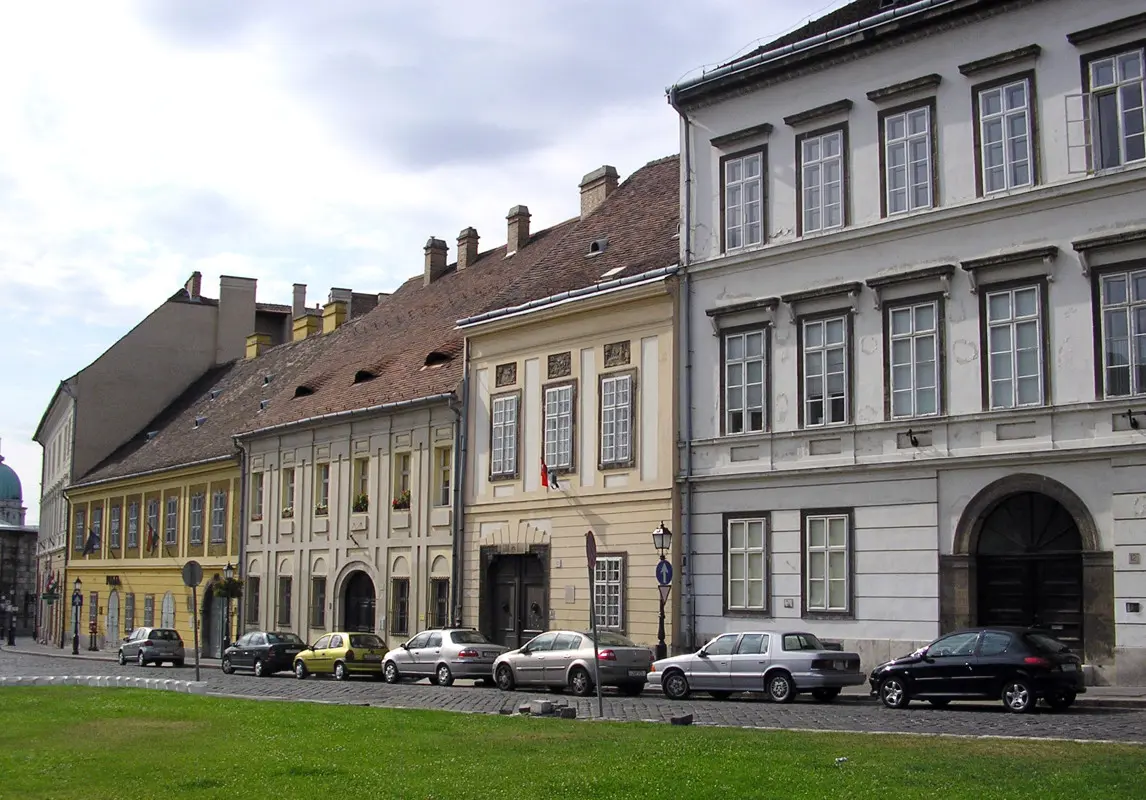 Milliárdos lett az MNB-buliból, szociális áron bérelhet lakást a Várnegyedben