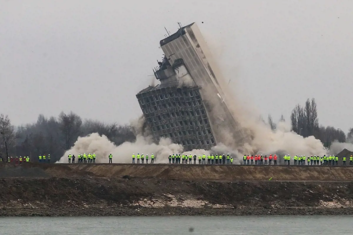 Így robbantották fel a toronyházat, hogy helyére felépüljön a Budapesti Atlétikai Stadion