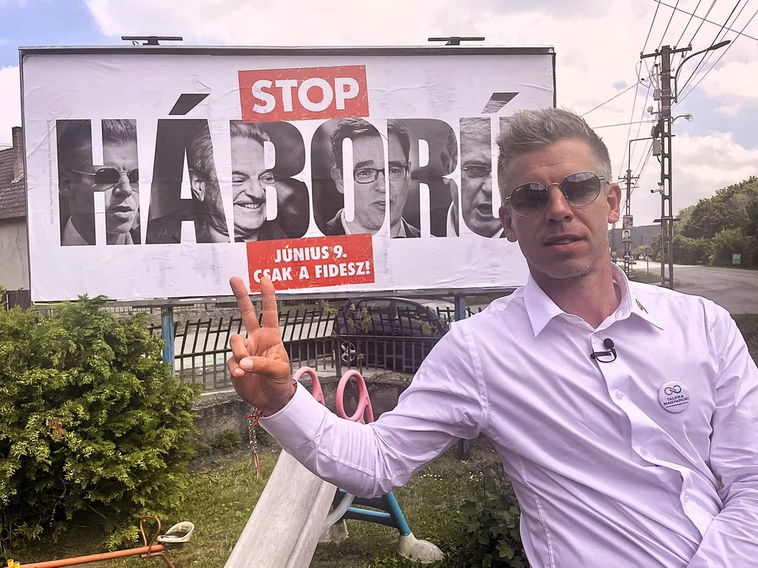 Magyar Péter feljelenti Orbán Viktort az őt háborúpártisággal vádoló propagandaplakátok miatt