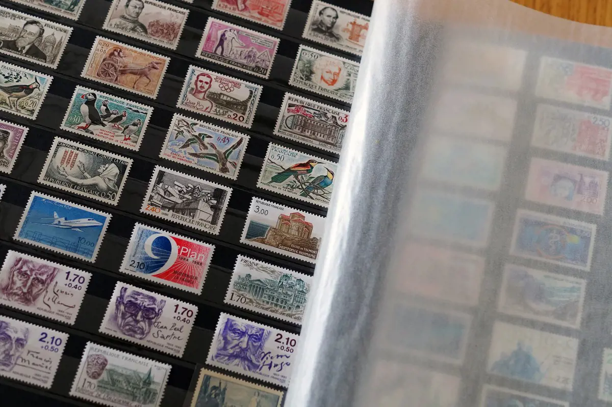 Drága hobbi: 42 milliárd forintért vett bélyegeket az állam
