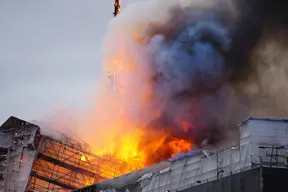 Pusztító tűz ütött ki Koppenhága egyik legrégebbi, 400 éves épületében