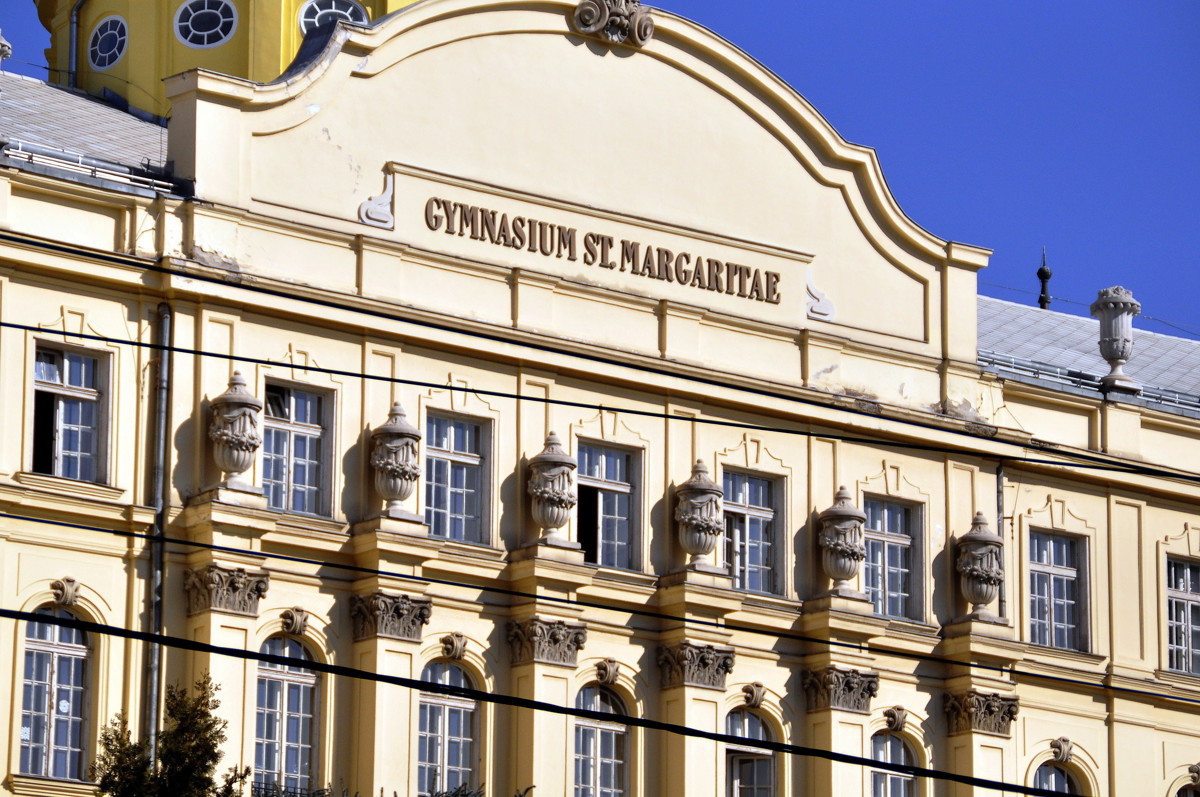 luxusaut-k-parkolnak-a-szent-margit-gimn-zium-udvar-n-alfahir-hu