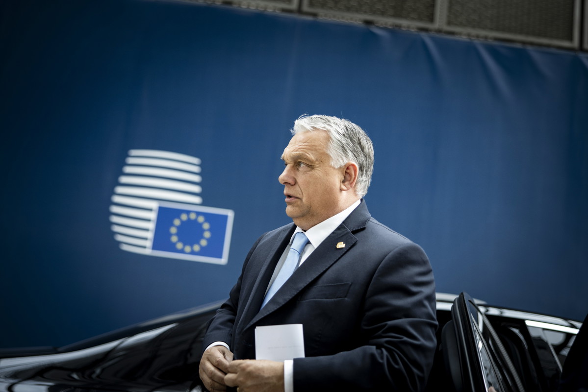 Orbán-recept: Gyalázza az EU-t, uniós pénzből emeli a tanárbért, végül ezzel a béremeléssel reklámozza magát