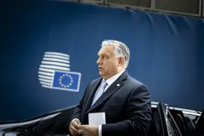 Orbán recept: Gyalázza az EU-t, EU-s pénzből emeli a tanárbért, végül ezzel a béremeléssel reklámozza magát
