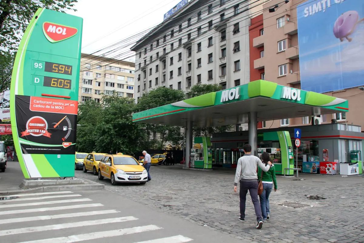 Literenként 40 forintnyi összeggel kompenzálják Romániában az üzemanyagok árát