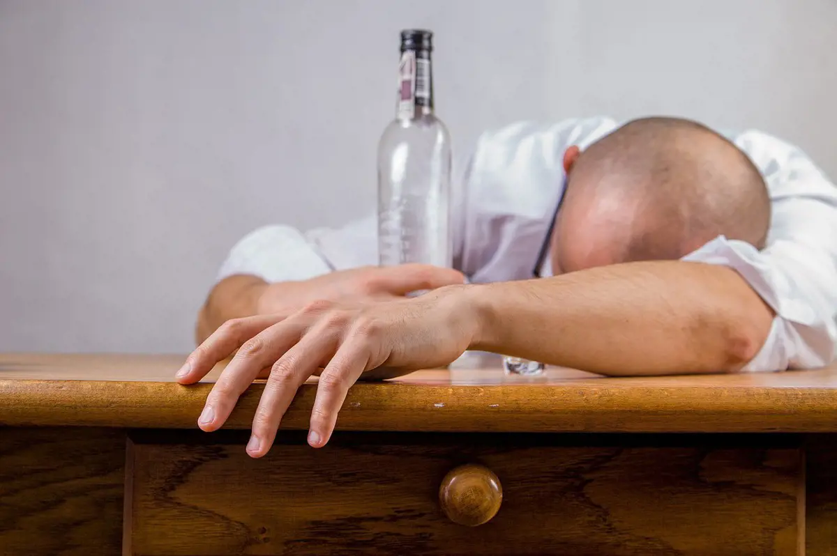 Az NNK nyugtat: bár az alkoholizmus tönkreteszi a szervezetet, de ihatunk az oltás után