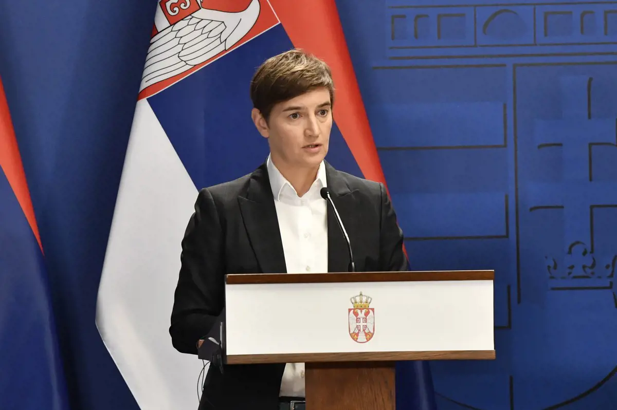 Szerb kormányfő: A bombariadókkal akarnak ránk nyomást gyakorolni, hogy szankcionáljuk Moszkvát