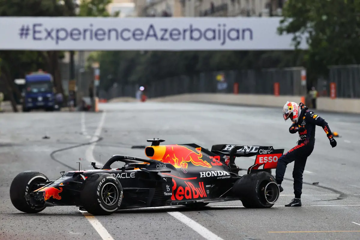 Őrült végjáték után Perezé az Azeri Nagydíj, nullázott Verstappen és Hamilton is