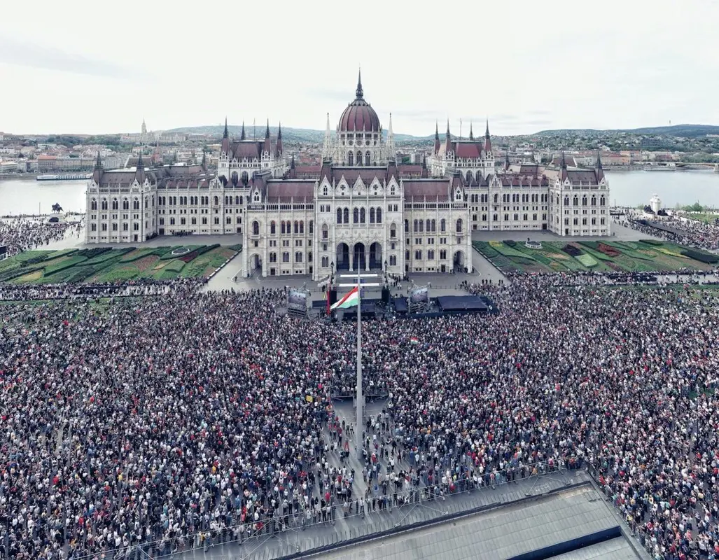 Magyar Péter videón mutatta meg a hömpölygő tömeget a Nemzeti menetén