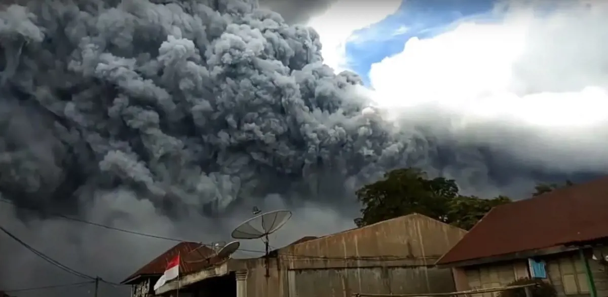 7500 méter magas füstoszloppal tört ki a Sinabung vulkán