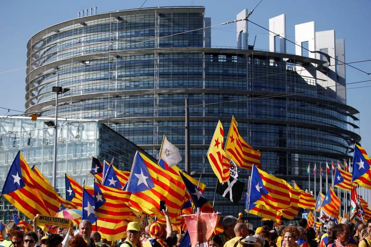 A volt katalán miniszterelnököt előbb tartóztatnák le, minthogy átvehesse mandátumát - Strasbourgban tüntettek