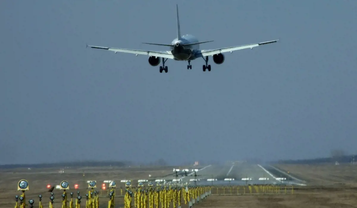 Magas láz miatt mentő vitte el a Kínából Ferihegyre érkező gép pilótáját