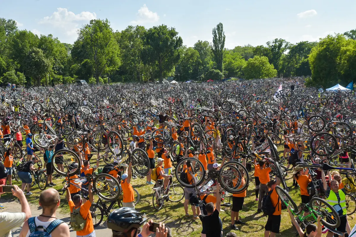 15 ezer biciklis üzent Budapest vezetésének: igény van az élhető városra